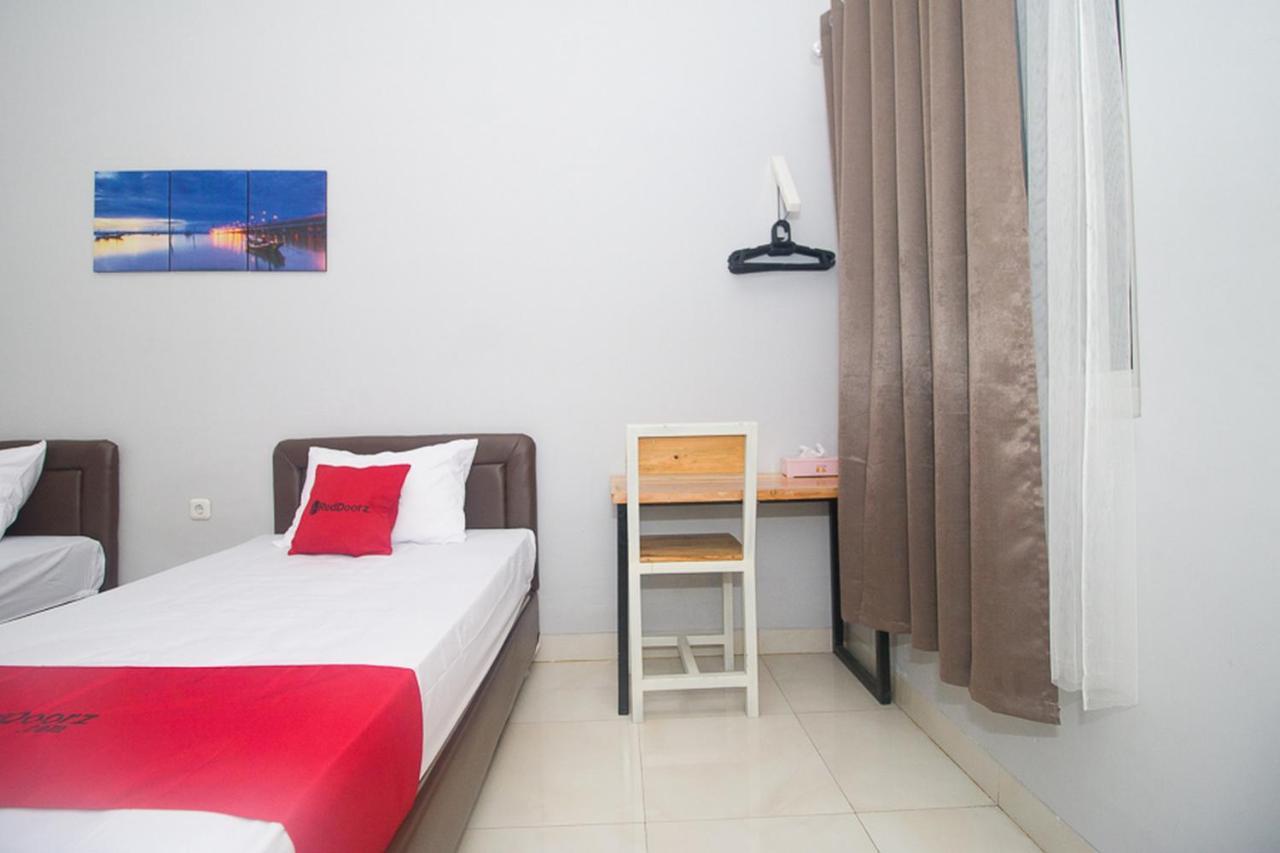 Reddoorz Plus Syariah Near Alun Alun Sampang Sampang  Exterior photo